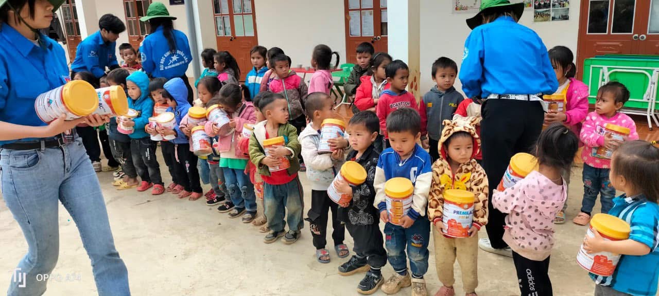 Trao sữa Premilac cho trẻ em Sơn La