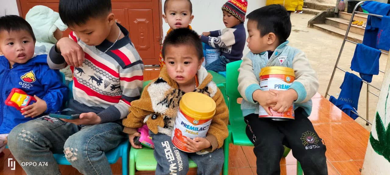 Trẻ em Sơn La nhận sữa Premilac